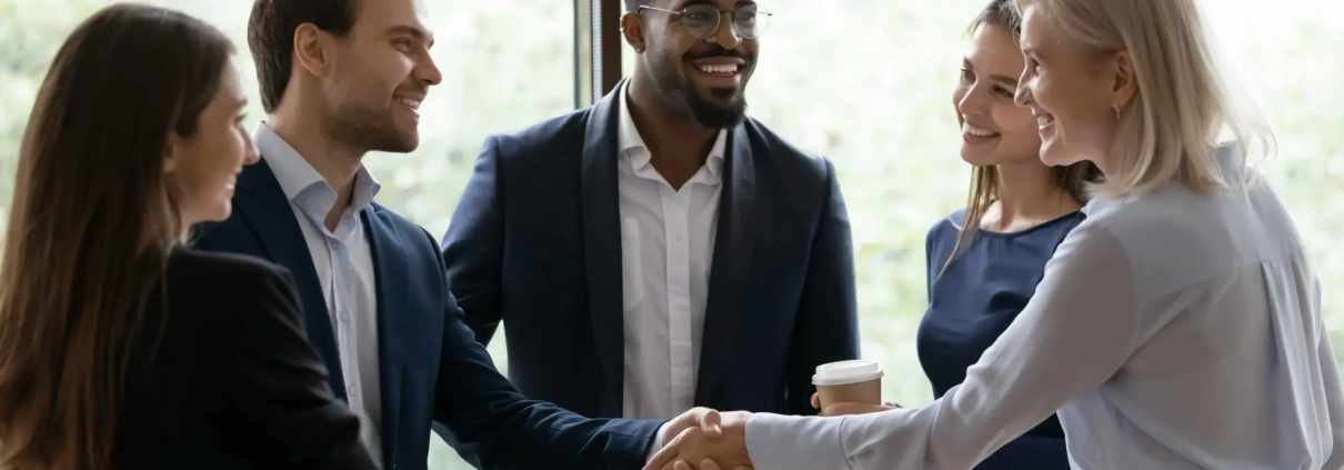 équipes de collaborateurs heureux se serrant la main