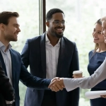équipes de collaborateurs heureux se serrant la main