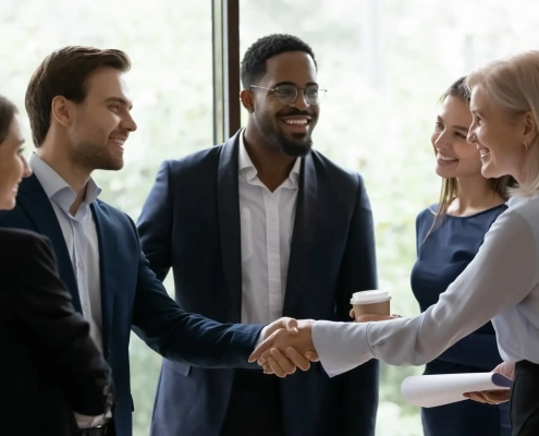 équipes de collaborateurs heureux se serrant la main